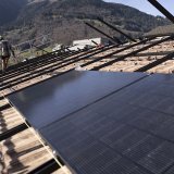 Une initiative populaire demande de supprimer les autorisations de construire pour les installations solaires, sauf exceptions (archives). KEYSTONE/GAETAN BALLY
